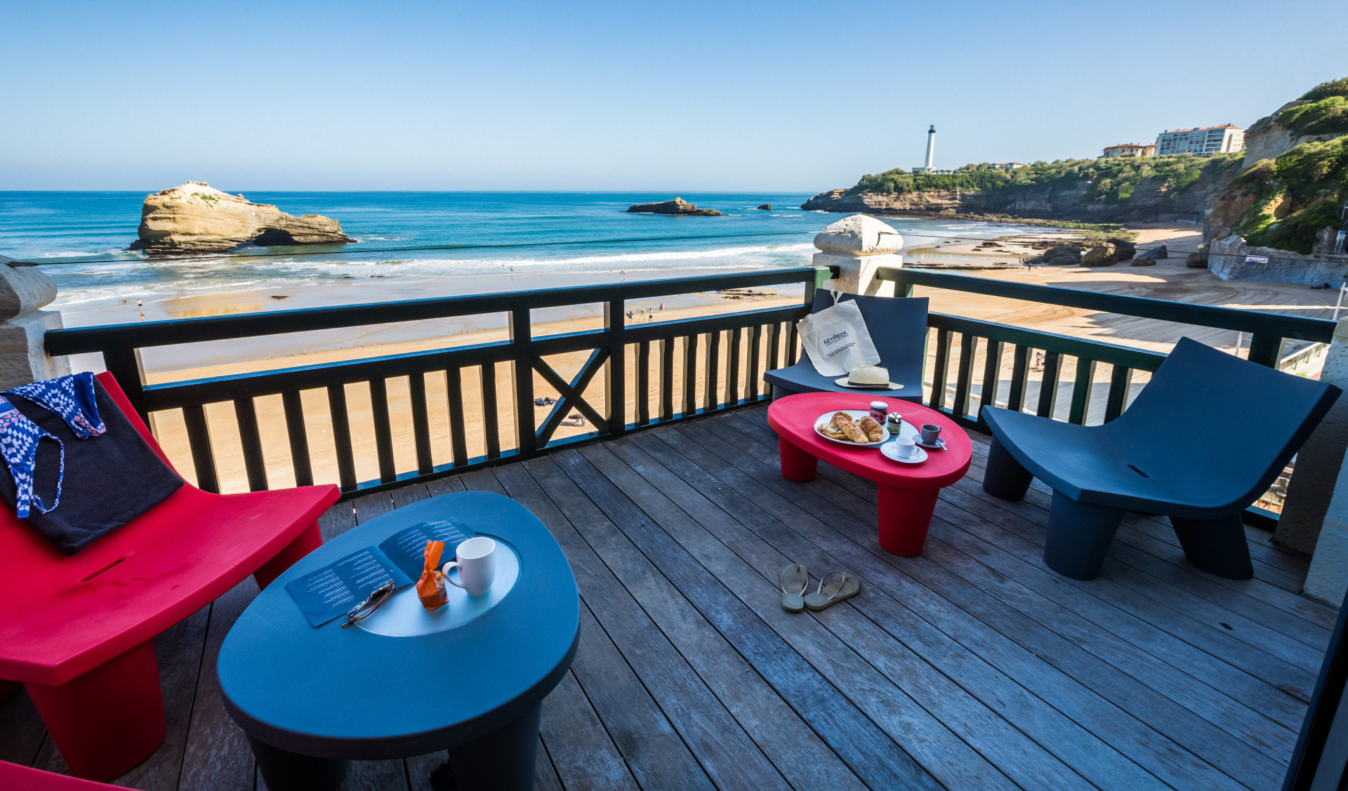 Terrasse d'un logement de vacances donnant sur la plage de Biarritz