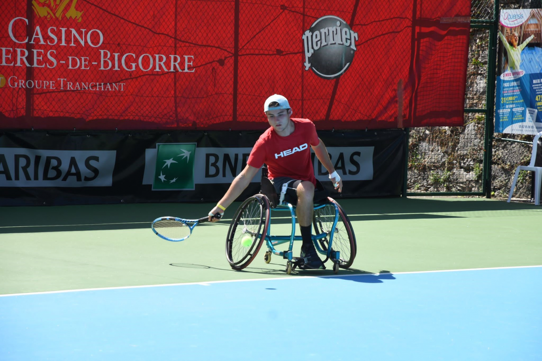 Adolescent en fauteuil jouant au tennis