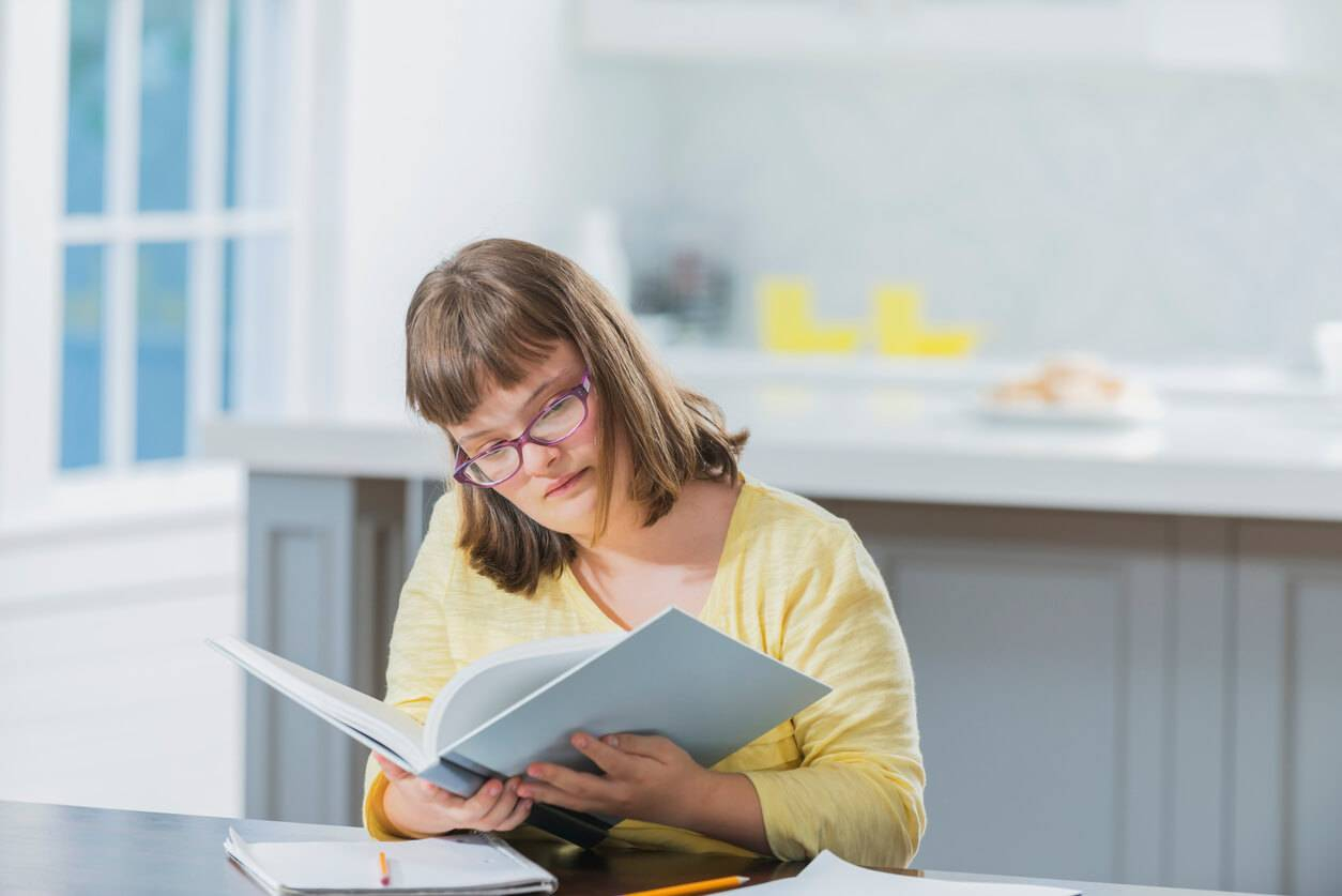 Femme atteint d'un handicap mental lisant un livre